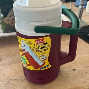 NEW vintage 1977 igloo half gallon pitcher burgundy